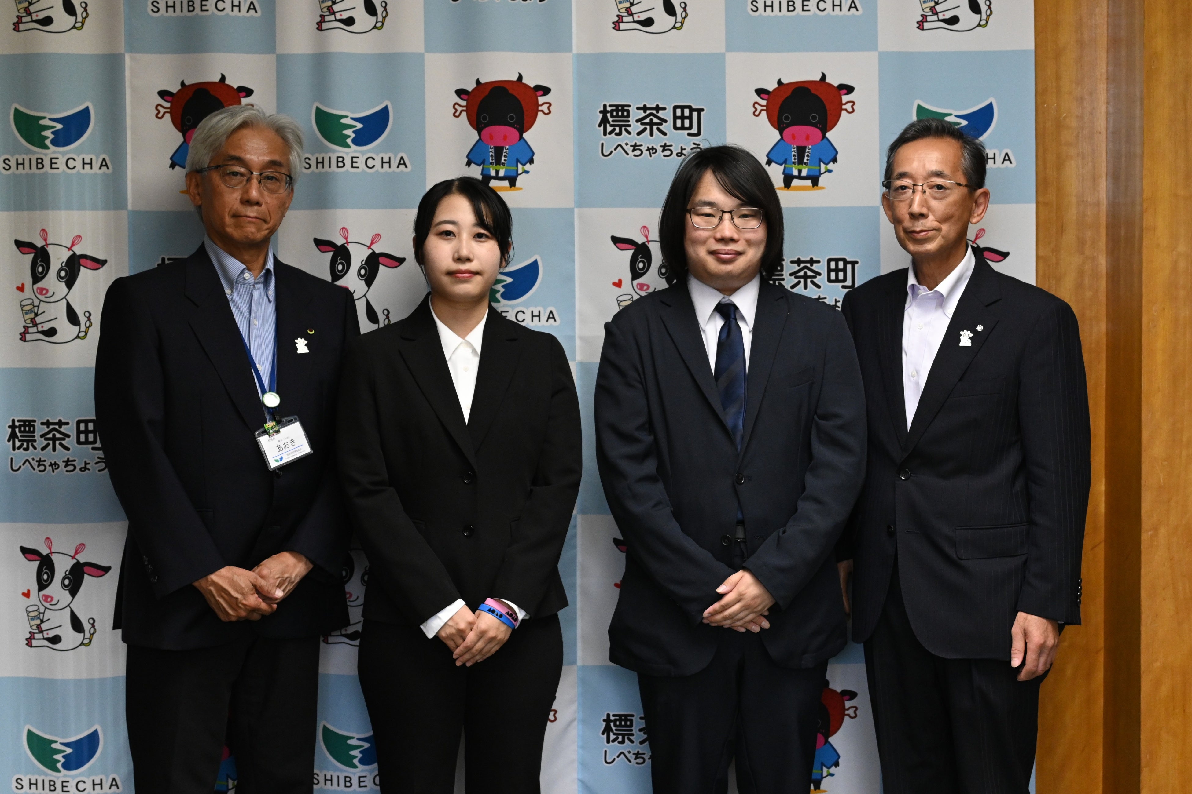 運営元の発表に掲載された連携関係者の写真。左から標茶町教育長、AOAO SAPPORO生物担当スタッフ、標茶高校教員、標茶町長と説明されています。高校生による現地活動の様子を撮影した写真ではありません。